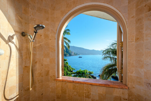 Showers have never been better! Only at Casa Buena Vida, where you can enjoy breathtaking views of nature and the ocean while you refresh.

Bañarte nunca ha sido mejor! Solo en Casa Buena Vida, donde puedes disfrutar de impresionantes vistas de la naturaleza y el océano mientras te refrescas.

 #PuertoVallarta #vacationrental #oceanviewroom