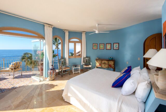 Wake up to the soothing hues of the ocean in our serene blue room at Casa Buena Vida.

Despierta con los relajantes tonos del océano en nuestra tranquila habitación azul en Casa Buena Vida.

 #ConchasChinas #PuertoVallarta #oceanviewroom